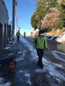 ４年ぶりの大雪 融雪剤を撒きました 東京 神奈川 埼玉 千葉の造園業者 お庭のお手入れは庭クイック